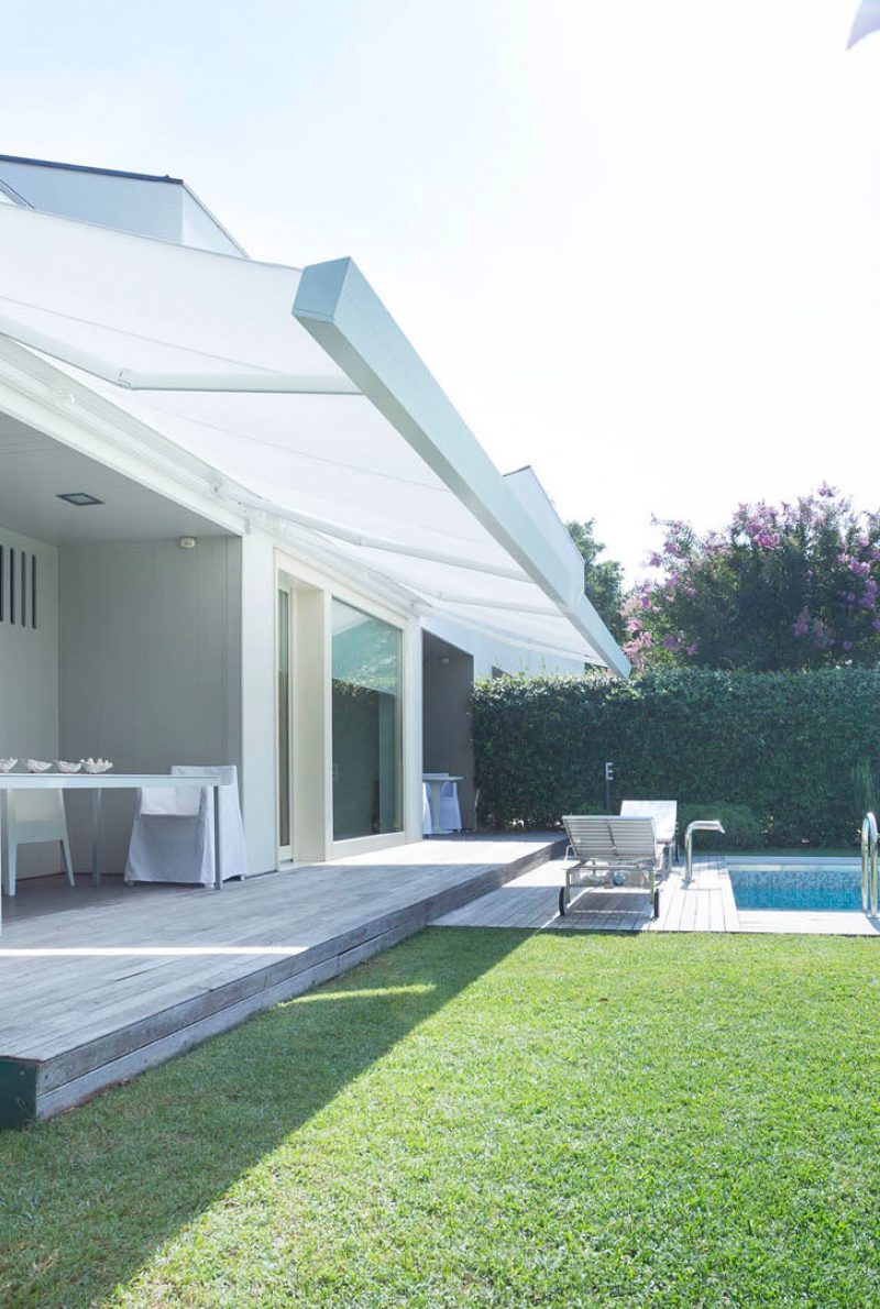 auvent terrasse près de la piscine