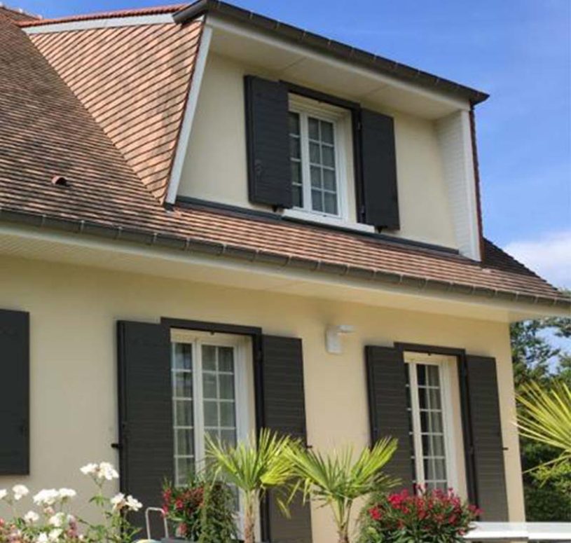 volet battant gris installé en Normandie