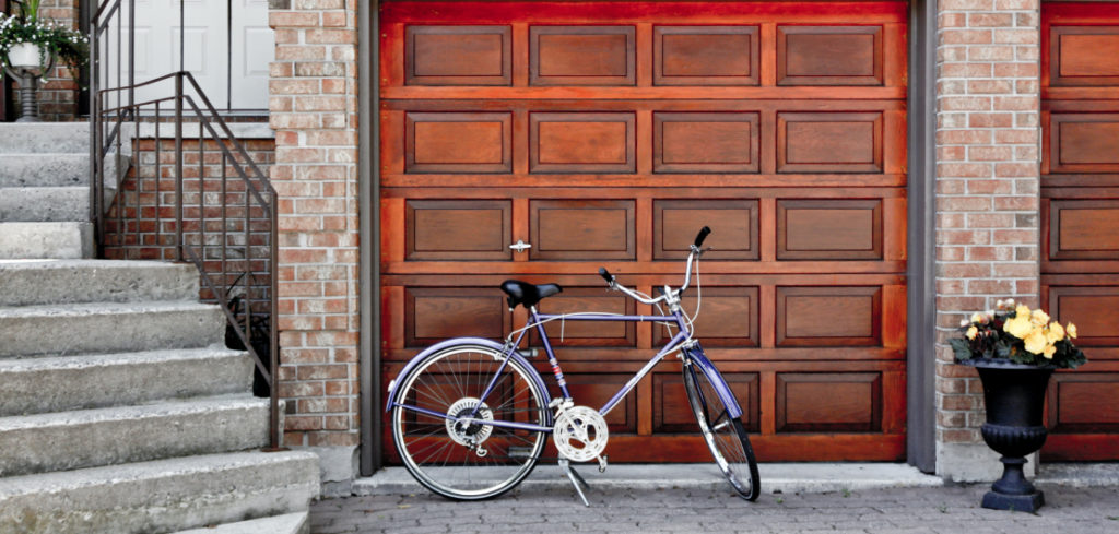 porte de garage bois avec velo